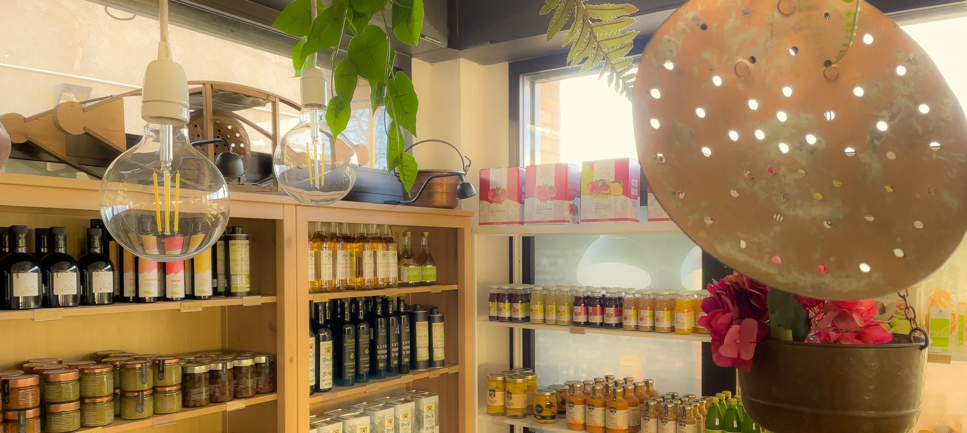 L'interno della Bottega Contadina a L'Aquila