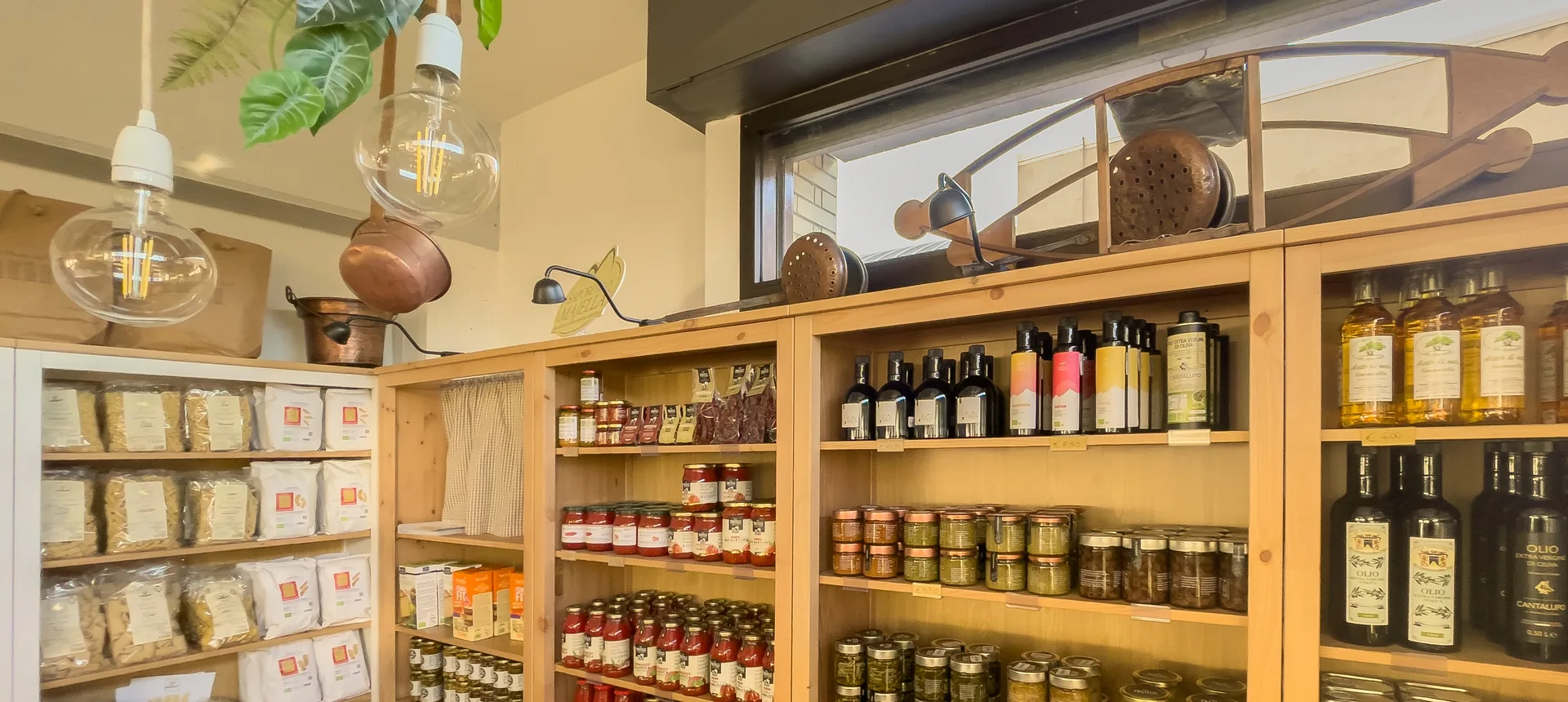 L'interno della Bottega Contadina a L'Aquila