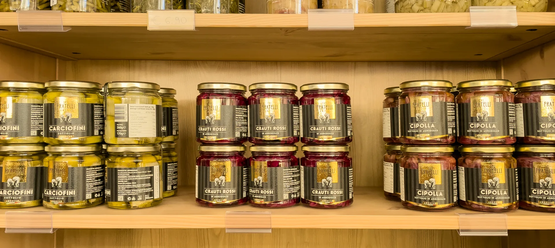 L'interno della Bottega Contadina a L'Aquila