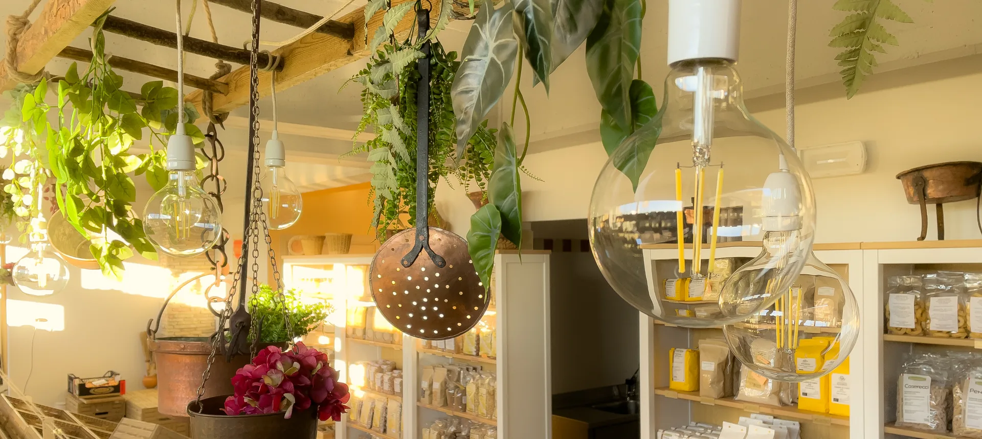 L'interno della Bottega Contadina a L'Aquila